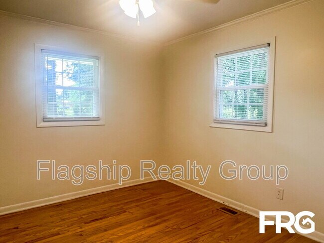 Building Photo - 466 Circle Dr
