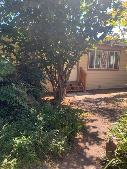 Primary Photo - 667 Aileen St