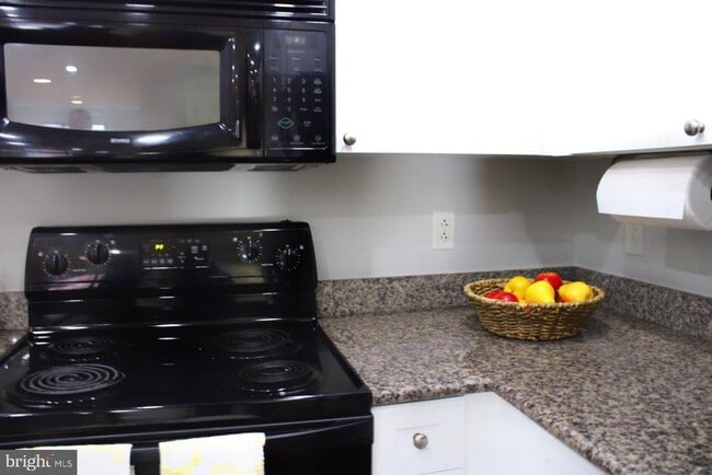 Building Photo - 777 7th St NW