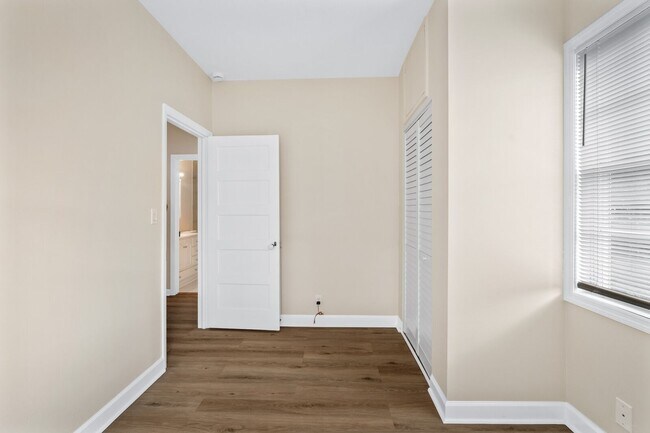 Building Photo - Charming Cottage in sought after Old Hicko...