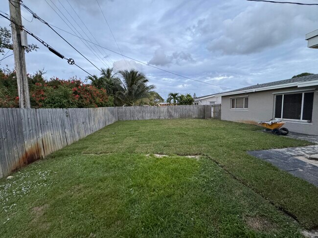 Building Photo - 1415 Crest Dr