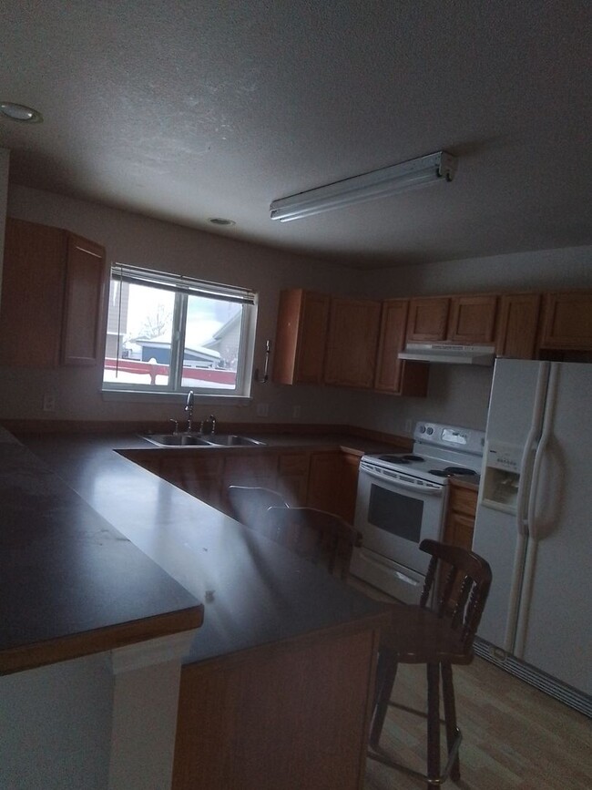 Building Photo - 4 bedroom: Super Clean with new carpet and...