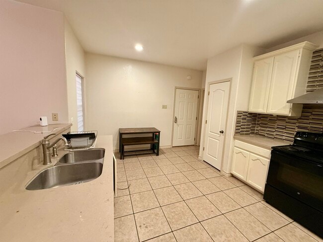 Building Photo - 405 Wren Point