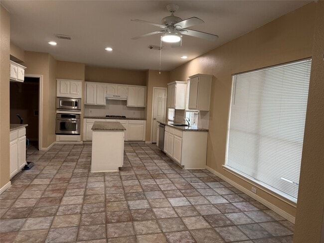 Building Photo - 2810 White Oak Ln