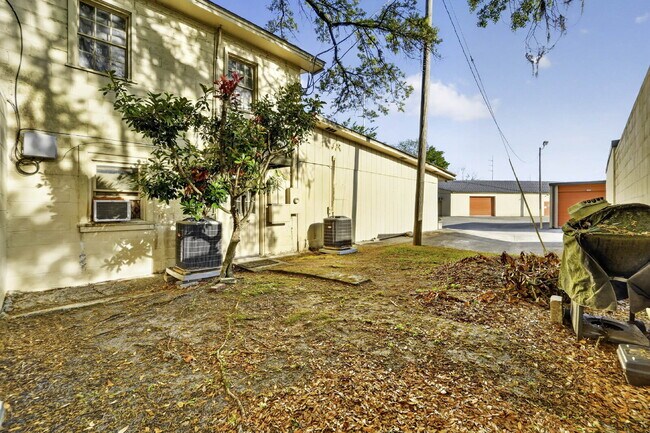 Building Photo - "Charming 1-Bedroom Haven in a Great Savannah Location!"