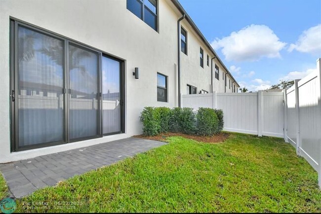 Building Photo - 710 Del Vista Rd