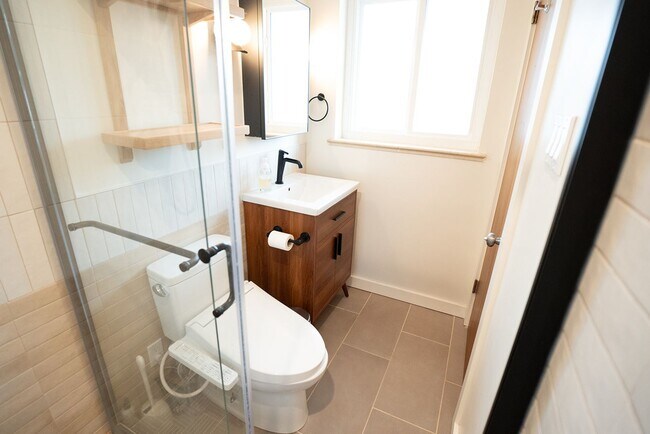 Building Photo - 180 Estes St