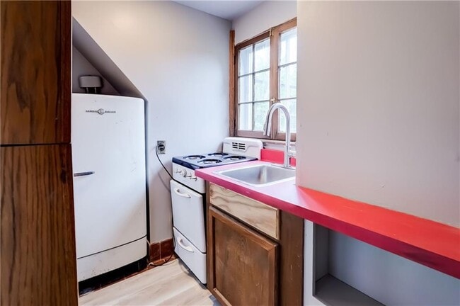 Building Photo - 500 Oxford St