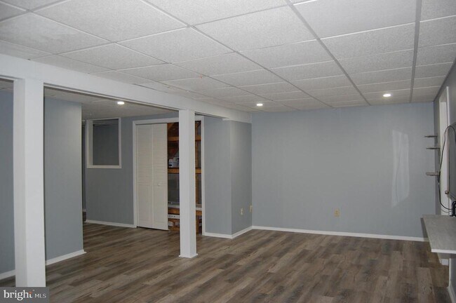Building Photo - 131 Red Haven Dr