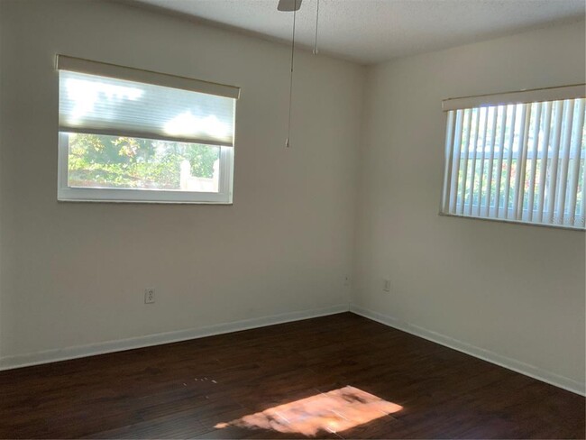Building Photo - 2525 W Bay Dr