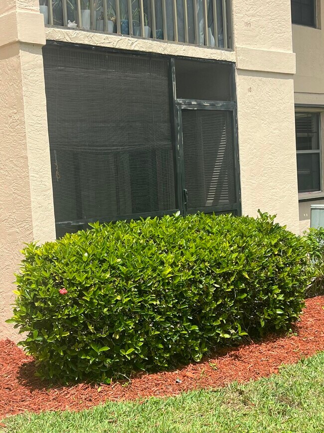 Building Photo - 2069 NE Collins Cir