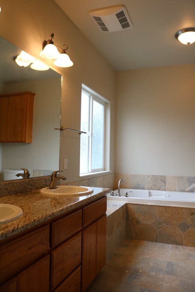 Building Photo - Gorgeous, spacious 3/2.5 with garage and office