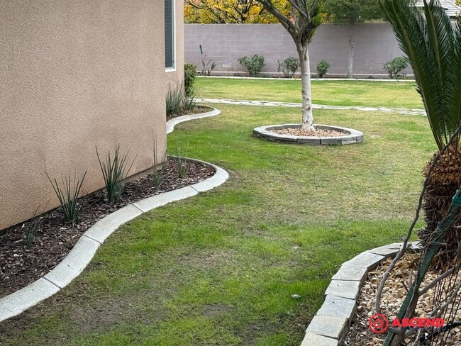 Building Photo - Stunning 4 bedroom + office in Seven Oaks!