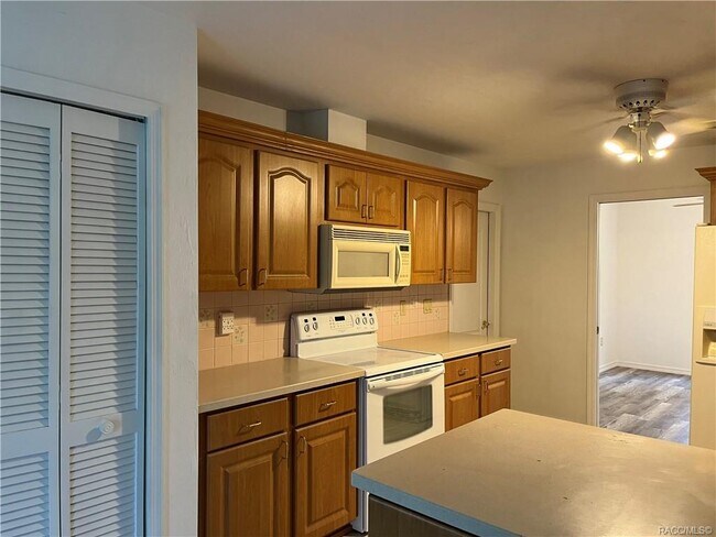 Building Photo - 558 E Jenkins Ct