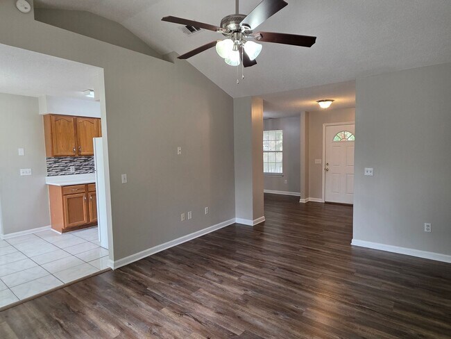 Building Photo - Woodbury Subdivision. 3 bedrooms. 2 baths. Converted garage to bonus room. Family with vaulted ce...