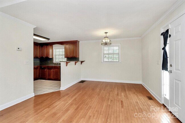 Building Photo - 1005 Rainbow Dr