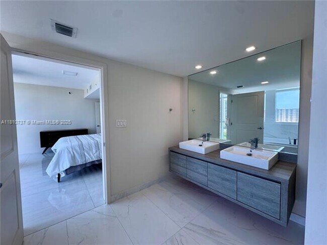 Building Photo - 400 Sunny Isles Blvd