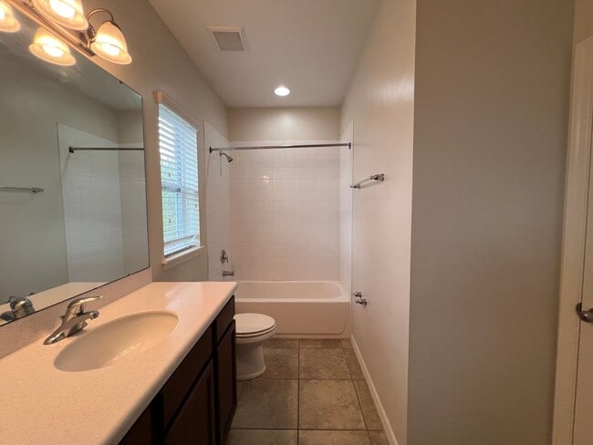 Building Photo - Beautiful Townhouse at Windermere availabl...