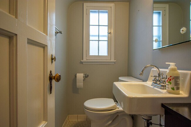 Building Photo - Gorgeous 5 Bedroom / 4.5 Bath Home located right off Happy Hollow Blvd!