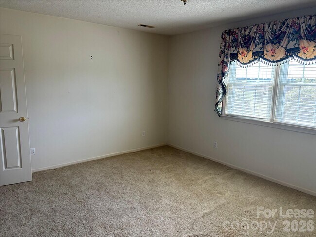 Building Photo - 2417 Lynwood Dr