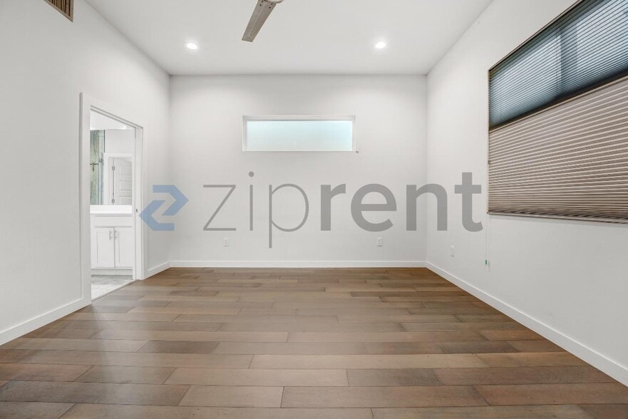 Building Photo - Unit A