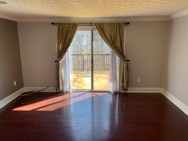 Building Photo - Well maintained 2 BR 2 BA 3 level townhome...
