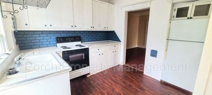 Building Photo - 320 N Barcelona St