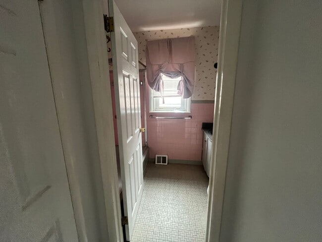 Building Photo - 3 bed room 1.5 bath