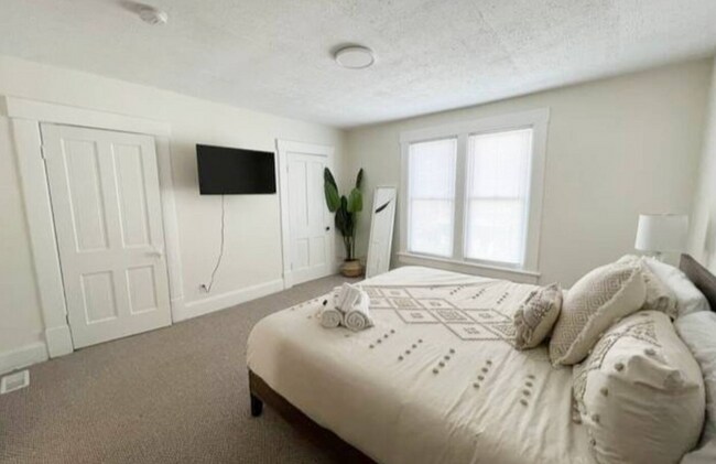 Building Photo - 1119 E Fulton St