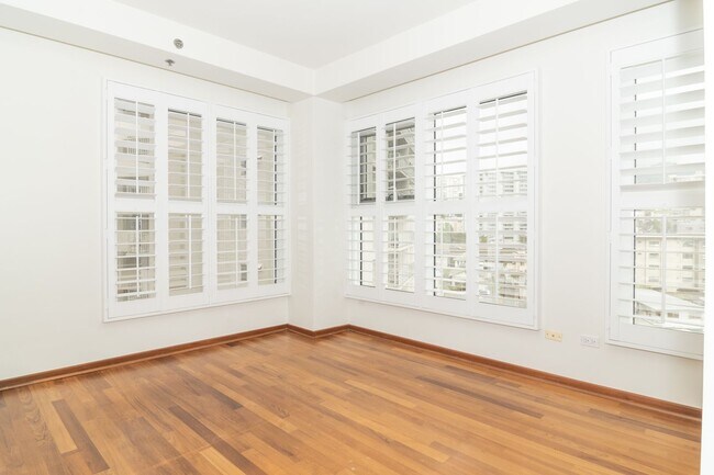 Building Photo - Spacious Condo in the Heart of Honolulu