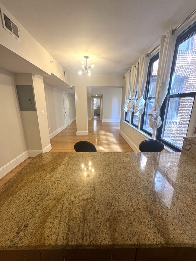 Building Photo - Centrally Located 1BR/1BA Apartment in Adams Morgan – Bright, Modern & Walkable!