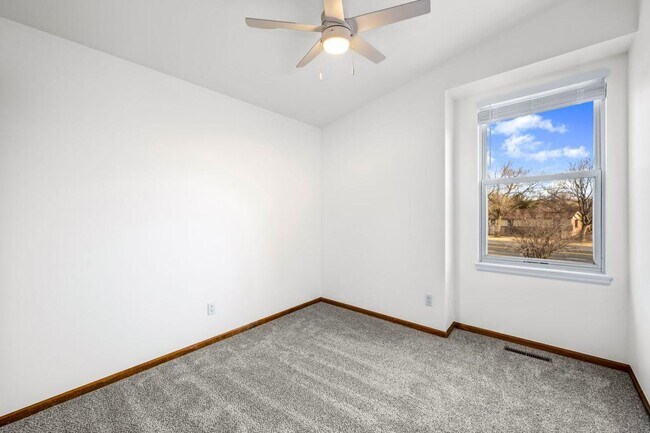 Building Photo - 749 Peregrine Run