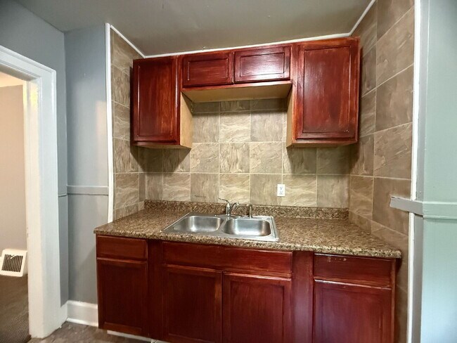 Building Photo - 3-Bedroom Home in Detroit with Spacious La...