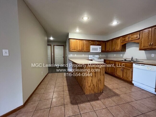 Building Photo - Beautiful Ranch-Style Duplex in Peculiar, MO - Available 09/22/26