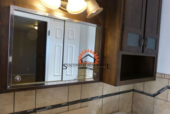 Building Photo - Cozy two bedrooms one bathroom apartment w...