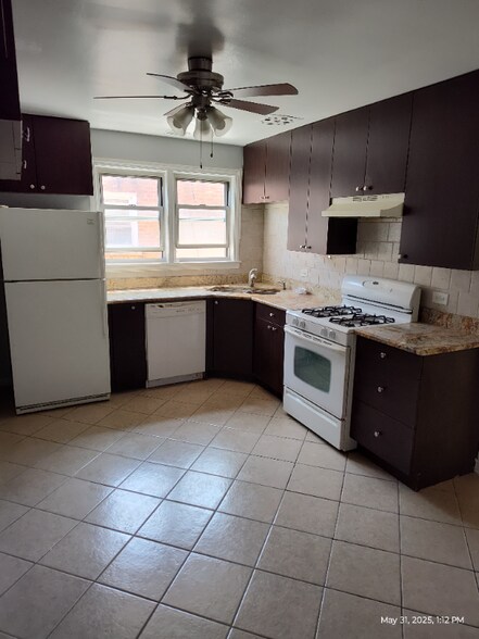 Primary Photo - 8939 Bronx Ave