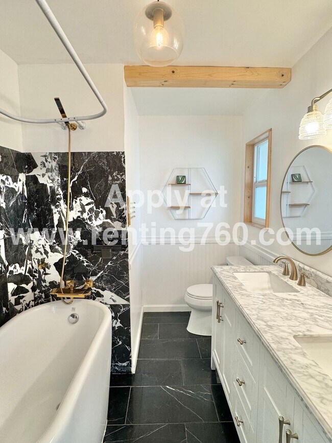 Building Photo - Stylish 3-Bedroom Home with Fenced Yard, S...