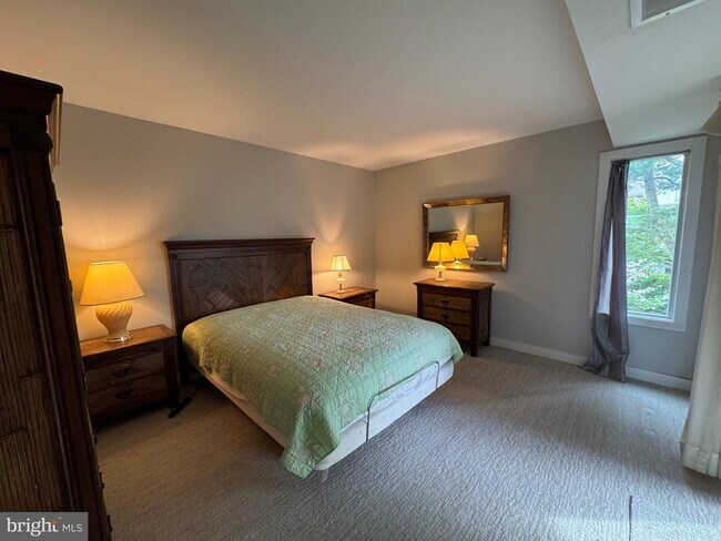 Building Photo - 1 President Point Dr