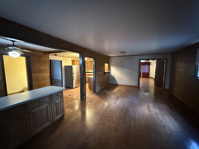 Building Photo - "Charming 2-Bed Home with Spacious 1700 Sq Ft Layout, FENCED yard!"