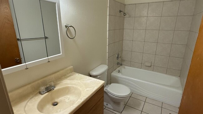 Building Photo - 1444 N Lemoore Ave