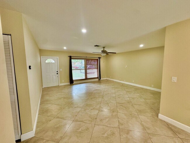 Building Photo - 1386 Fulmar Dr