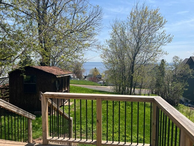 Building Photo - AVAILABLE JUNE - 3 Bed 1 Bath w/ Great View