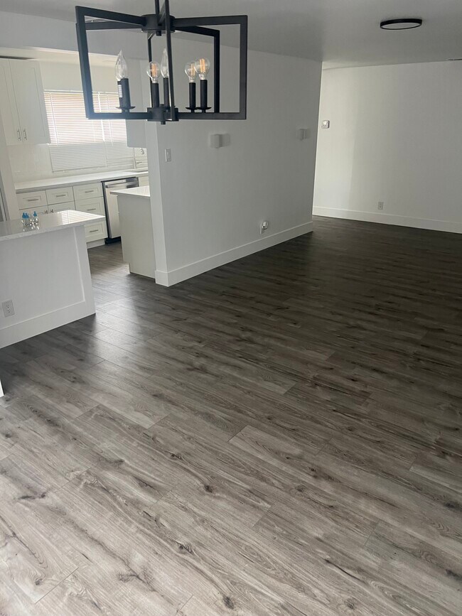 Building Photo - 5662 Parke Ave