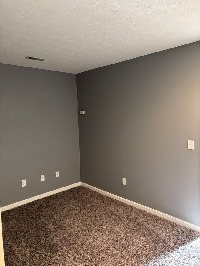 Building Photo - 2bdr, 1.5 bath Condo for rent in Beavercre...