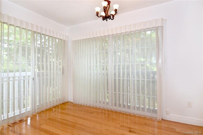 Building Photo - 352 Carroll Close