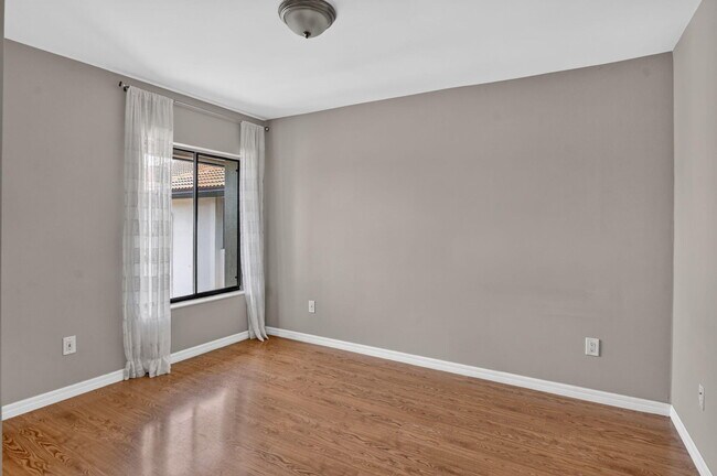 Building Photo - 301 Club Cir