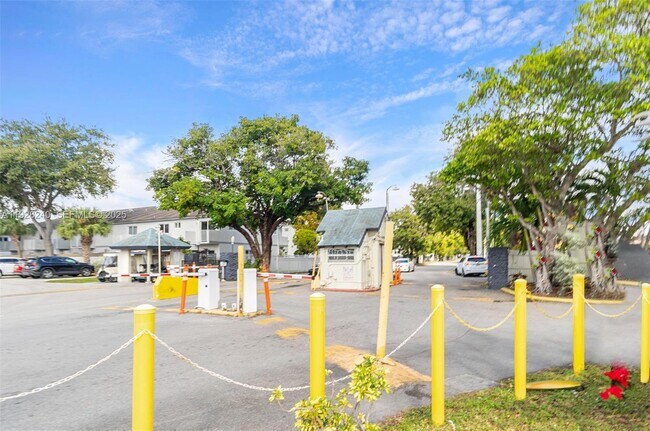 Building Photo - 10000 NW 80th Ct