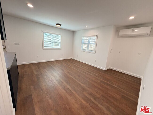 Building Photo - 818 N Harper Ave