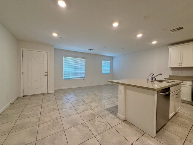 Building Photo - 3 BED 2.5 BATH 2 CAR GARAGE TOWNHOME IN HENDERSON CADENCE COMMUNITY FOR RENT!!