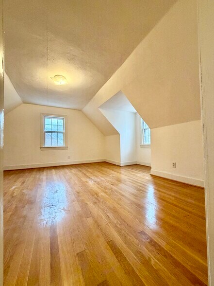 Building Photo - 134 Hull St